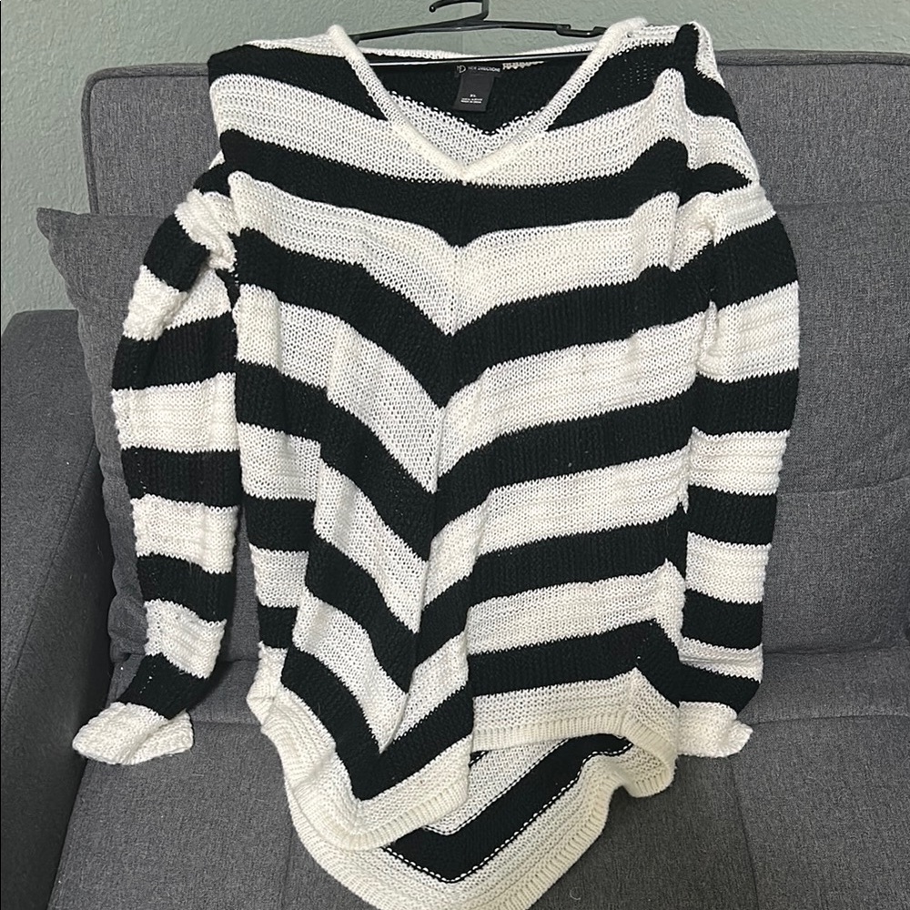 New Directions Black and White V-Neck Sweater